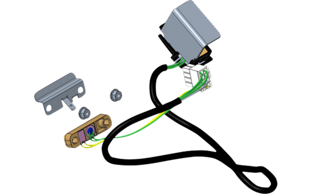 Mehrteiliges Steckverbinder-Set mit grün-gelbem Kabel, weißem Kunststoffstecker, grauem Metallgehäuse und zwei Muttern