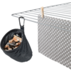 Metallgittergestell; rechts ein graues Tuch mit weißen Punkten, mit einer Holz-Wäscheklammer an einer Stange befestigt; links ein schwarzer Stoffbeutel mit Holz- und Metallwäscheklammern, mit Karabinerhaken am Gestell befestigt