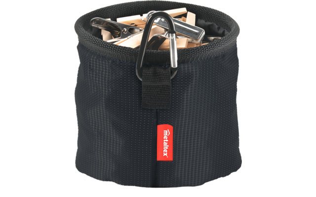 Schwarze Stofftasche mit Holz-Wäscheklammern, Metallkarabiner an der Vorderseite und rotem Etikett "metaltex"