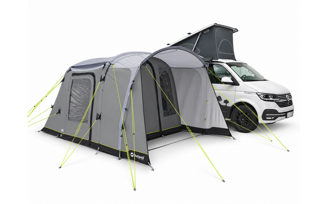 Weißer Camper-Van mit hochgeklapptem Dach und angebautem grauem Vorzelt mit Fenstern und leuchtgrünen Abspannleinen auf weißem Hintergrund