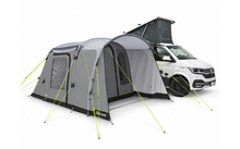 Camper bianco con tetto a soffietto alzato e tenda annessa grigia con finestre e corde di ancoraggio verde brillante su sfondo bianco