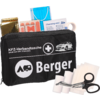 Schwarze Tasche mit Aufdruck Berger und KFZ-Verbandstasche und weißen Piktogrammen Auto/Wohnwagen; goldene Folie, blaue Maske, Reinigungstuch, Pflasterstreifen, weiße Mullbinden, schwarze Schere