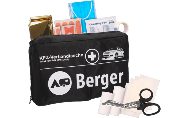 Schwarze Tasche mit Aufdruck Berger und KFZ-Verbandstasche und weißen Piktogrammen Auto/Wohnwagen; goldene Folie, blaue Maske, Reinigungstuch, Pflasterstreifen, weiße Mullbinden, schwarze Schere
