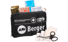 Schwarze Tasche mit Aufdruck Berger und KFZ-Verbandstasche und weißen Piktogrammen Auto/Wohnwagen; goldene Folie, blaue Maske, Reinigungstuch, Pflasterstreifen, weiße Mullbinden, schwarze Schere