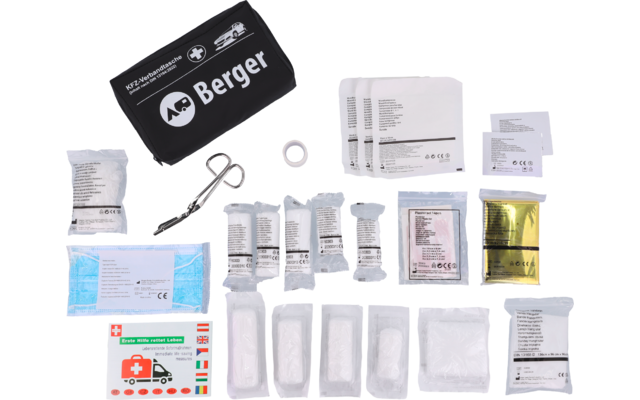 Ausgelegte Erste-Hilfe-Ausrüstung: schwarze Tasche mit Aufschrift 'Berger', Schere, Klebeband und mehrere einzeln verpackte Verbandsmaterialien, Folien und kleine Fläschchen auf weißem Hintergrund