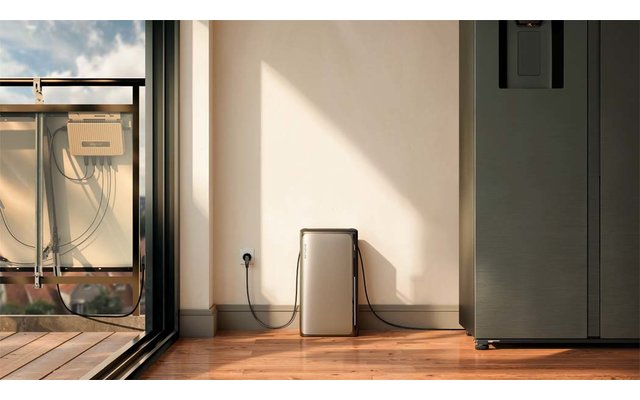 Ein weißer Luftbefeuchter steht auf einem Holzboden neben einer hellen Wand; links ist eine Glasfront mit Gardinen sichtbar