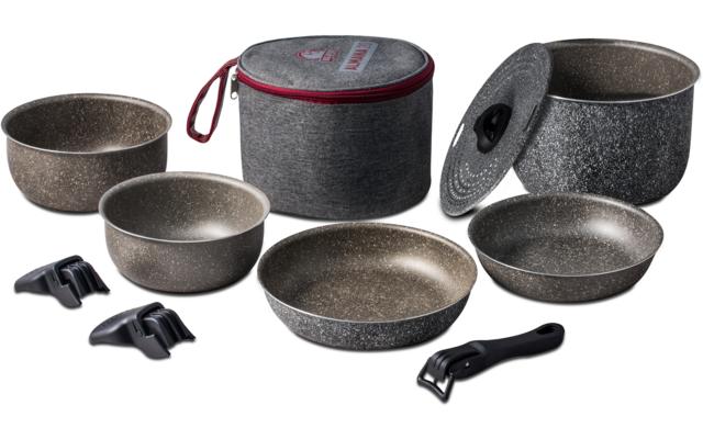 Topf-Set mit mehreren Töpfen, Pfannen und Griffen, dazu eine Aufbewahrungstasche