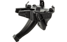 Schwarzes Bauteil mit gebogenem Rohr, dreieckiger Halterung, sichtbaren Schrauben und Metallklammern, auf weißem Hintergrund