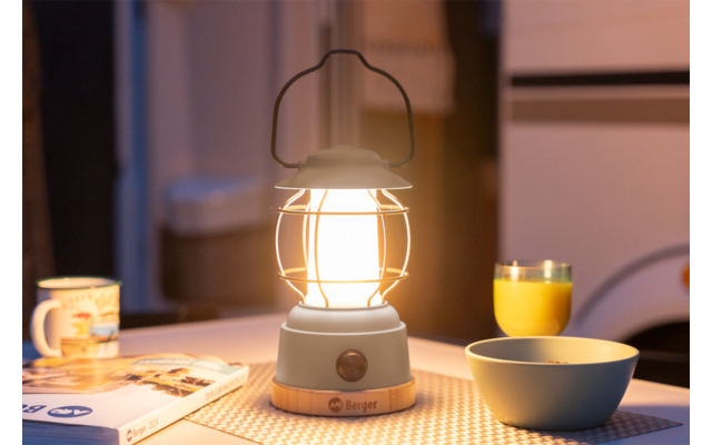 Eine leuchtende Laterne auf einem Tisch mit Geschirr und Getränken