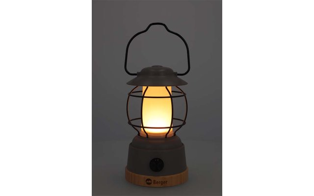 Een brandende lantaarn met een geel gloeiend licht in een donkere ruimte