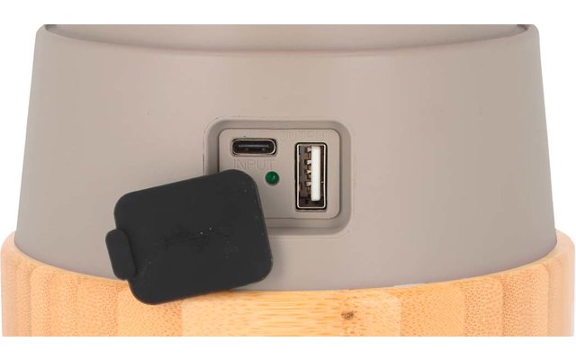 Bovenaanzicht van een grijze elektrische aansluiting met USB-A- en USB-C-poorten, omgeven door een oranje behuizing