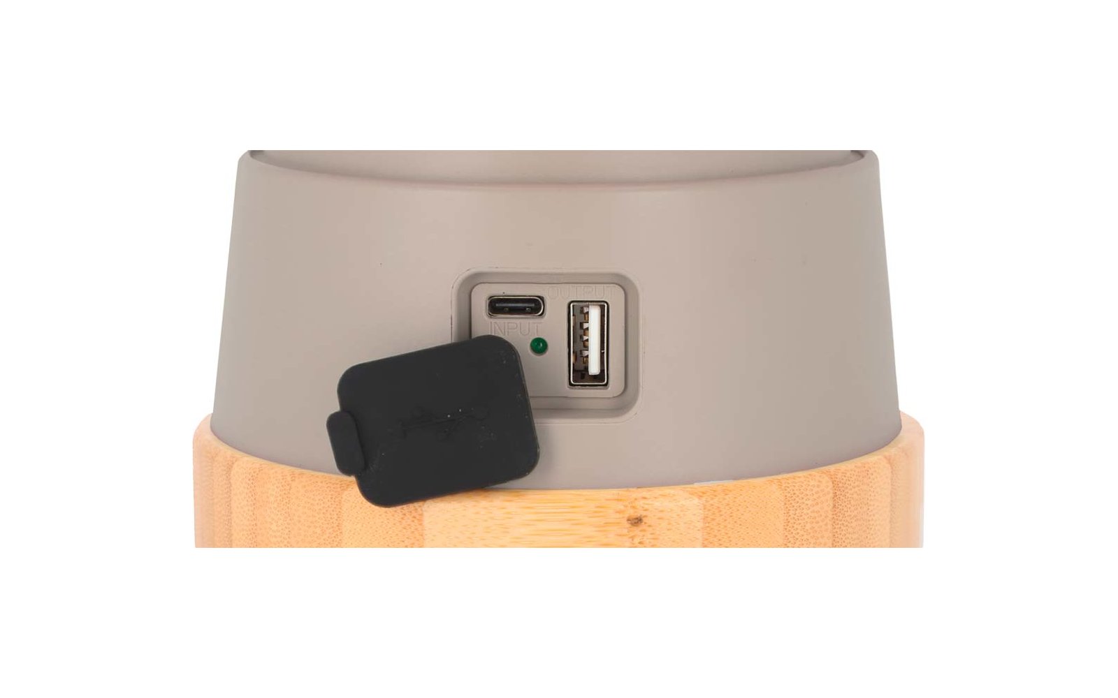 Bovenaanzicht van een grijze elektrische aansluiting met USB-A- en USB-C-poorten, omgeven door een oranje behuizing