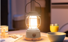 Eine leuchtende Laterne auf einem Tisch mit Geschirr und Getränken