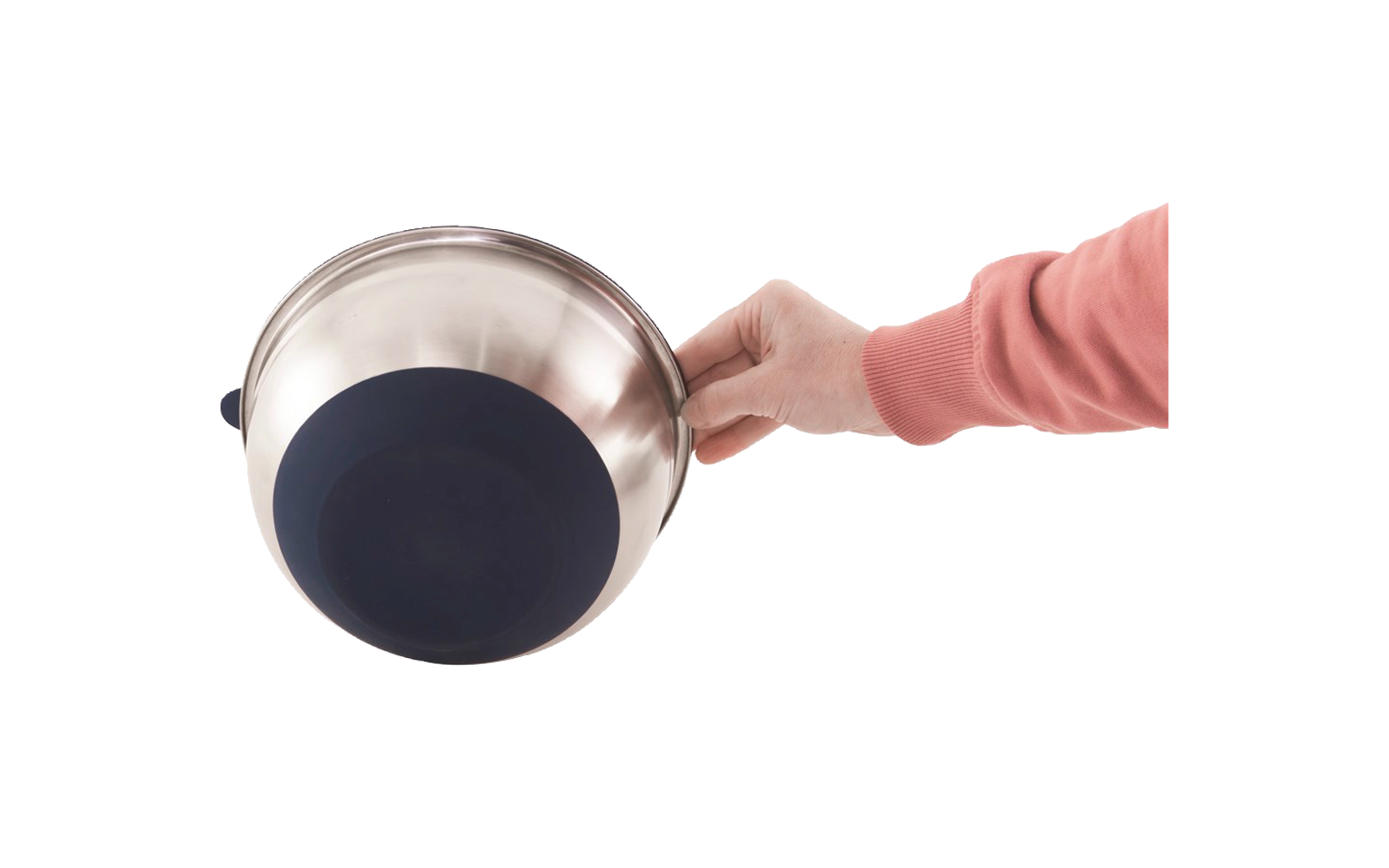 Hand hält eine Pfanne mit dunklem Inhalt