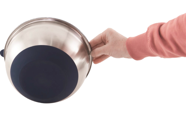 Hand hält eine Pfanne mit dunklem Inhalt