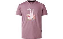 Rosa-violettes kurzärmeliges T‑Shirt mit Rundhalsausschnitt, mittige Druckgrafik: weiße Skelett-Hand mit zwei erhobenen Fingern, umgeben von bunten Blumen und grünen Blättern, kleines weißes Banner mit schwarzer Schrift