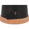 Gros plan d'un objet noir avec un port USB et un anneau en bois en bas