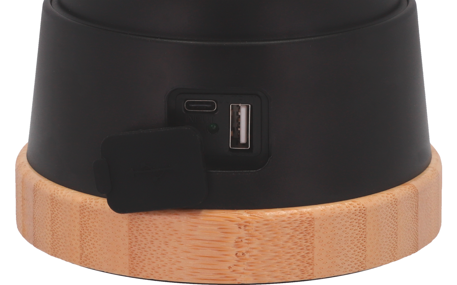 Gros plan d'un objet noir avec un port USB et un anneau en bois en bas
