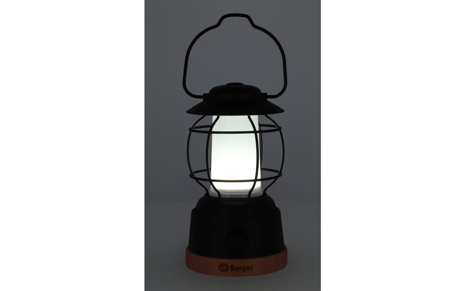 Une lanterne noire avec une lumière blanche brillante