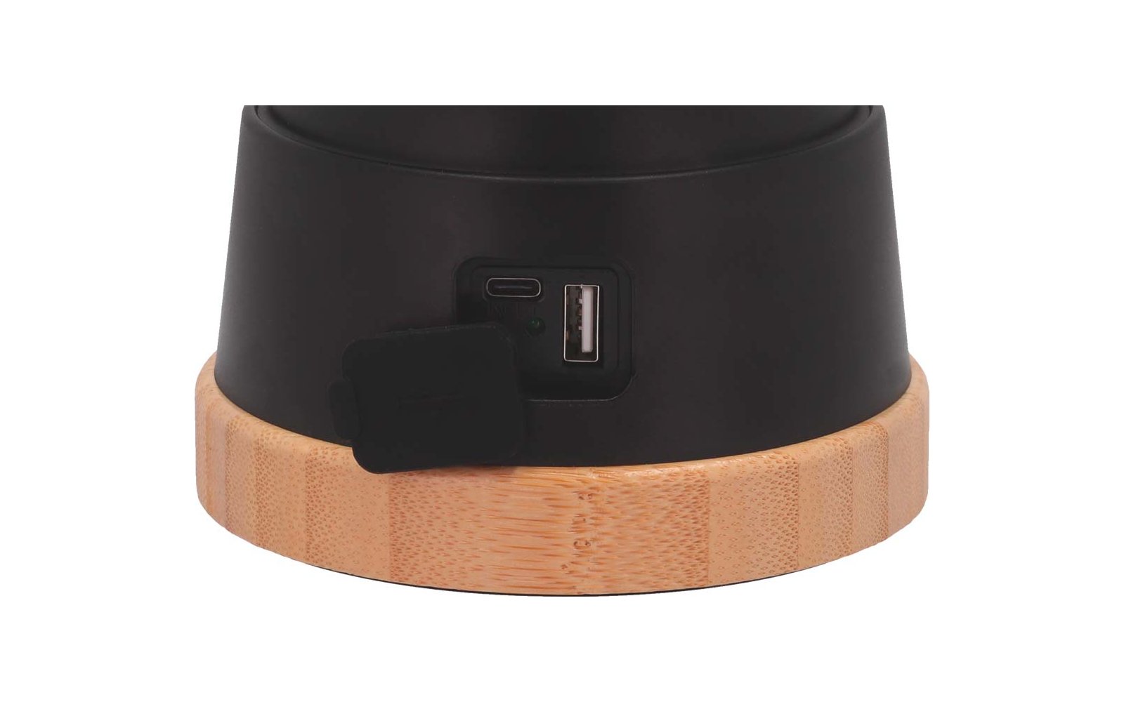 Close-up van een zwart object met een USB-poort en een houten ring aan de onderkant