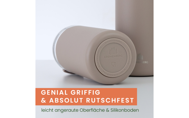 Zwei beige zylindrische Becher auf weißer Fläche, einer liegt auf der Seite und zeigt den runden Boden mit geprägtem Logo; orangefarbener Banner mit weißer und grüner Schrift unten links
