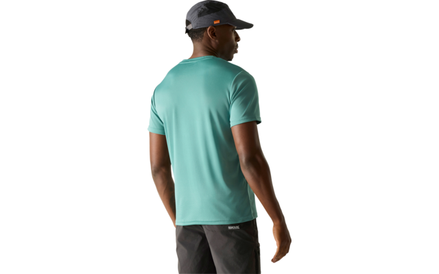 Person von hinten, trägt türkises Kurzarmshirt, schwarze Shorts und dunkle Baseballkappe, heller einfarbiger Hintergrund