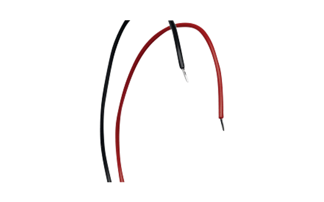 Zwarte vierkante montageplaat met ronde inzet, zichtbare USB-A- en USB-C-poorten en twee gestript kabels (rood, zwart)