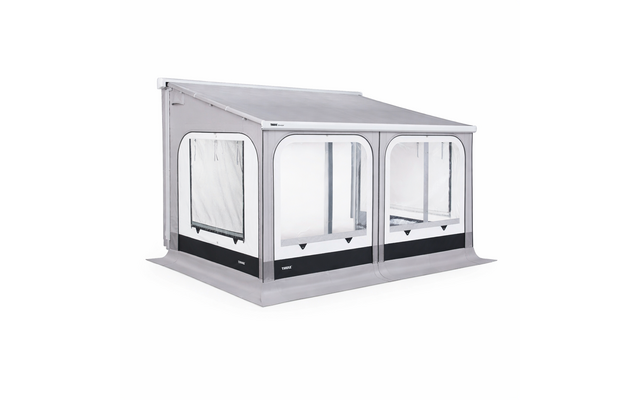 Graues Vorzelt mit zwei Front- und einem Seitenfenster aus klarem Kunststoff auf weißem Hintergrund