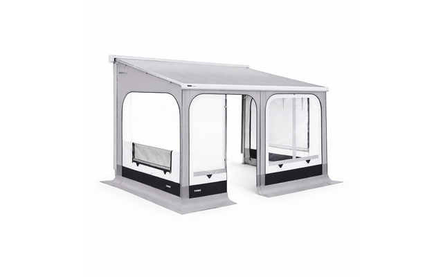 Weiß-graue textile Konstruktion mit schrägem Dach, zwei großen transparenten Fenstern, offenem mittigem Eingang und dunklem Bodenrand