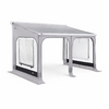 Hellgraue, rechteckige Überdachung mit schrägem Dach, zwei großen offenen Bögen vorne und seitlichen Stoffpaneelen mit rechteckigen Fenstern
