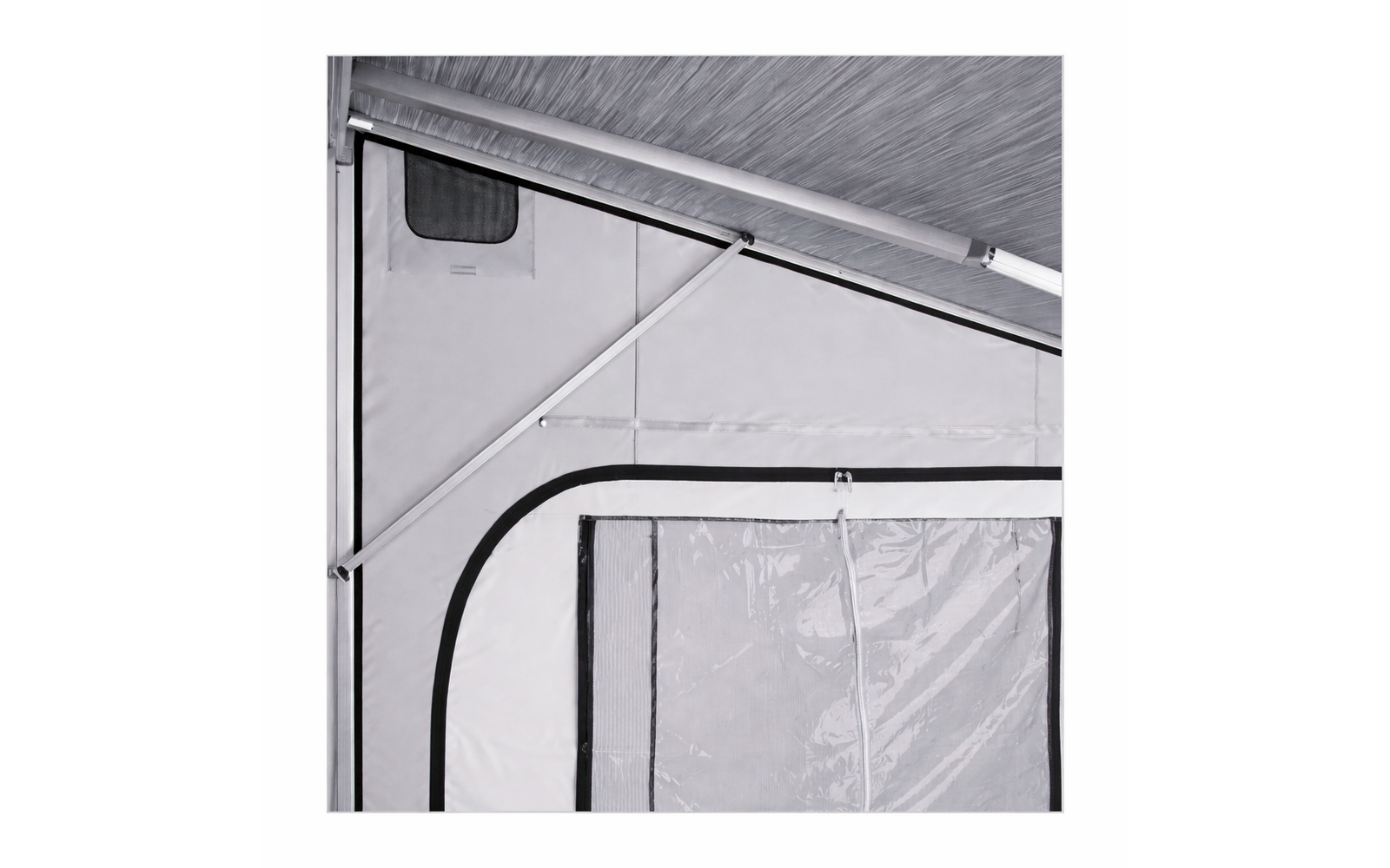 Weiße Textilwand mit klarem Kunststofffenster, schwarzer Kedernaht, vertikalem Reißverschluss, diagonaler Metallstange und Stoffdach oben