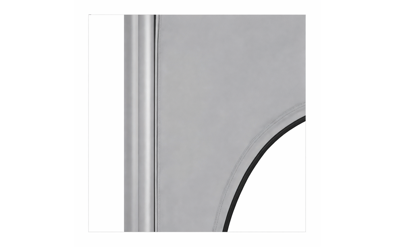 Nahaufnahme: senkrechte Metallstange links, grauer Stoff mit sichtbaren Nähten und gebogene schwarze Kante rechts