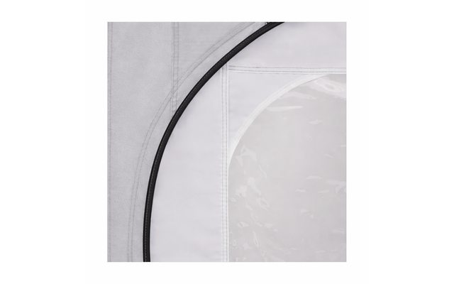 Nahaufnahme von grauem Stoff mit gebogenem schwarzem Reißverschluss und transparentem Kunststofffenster mit sichtbaren Nähten