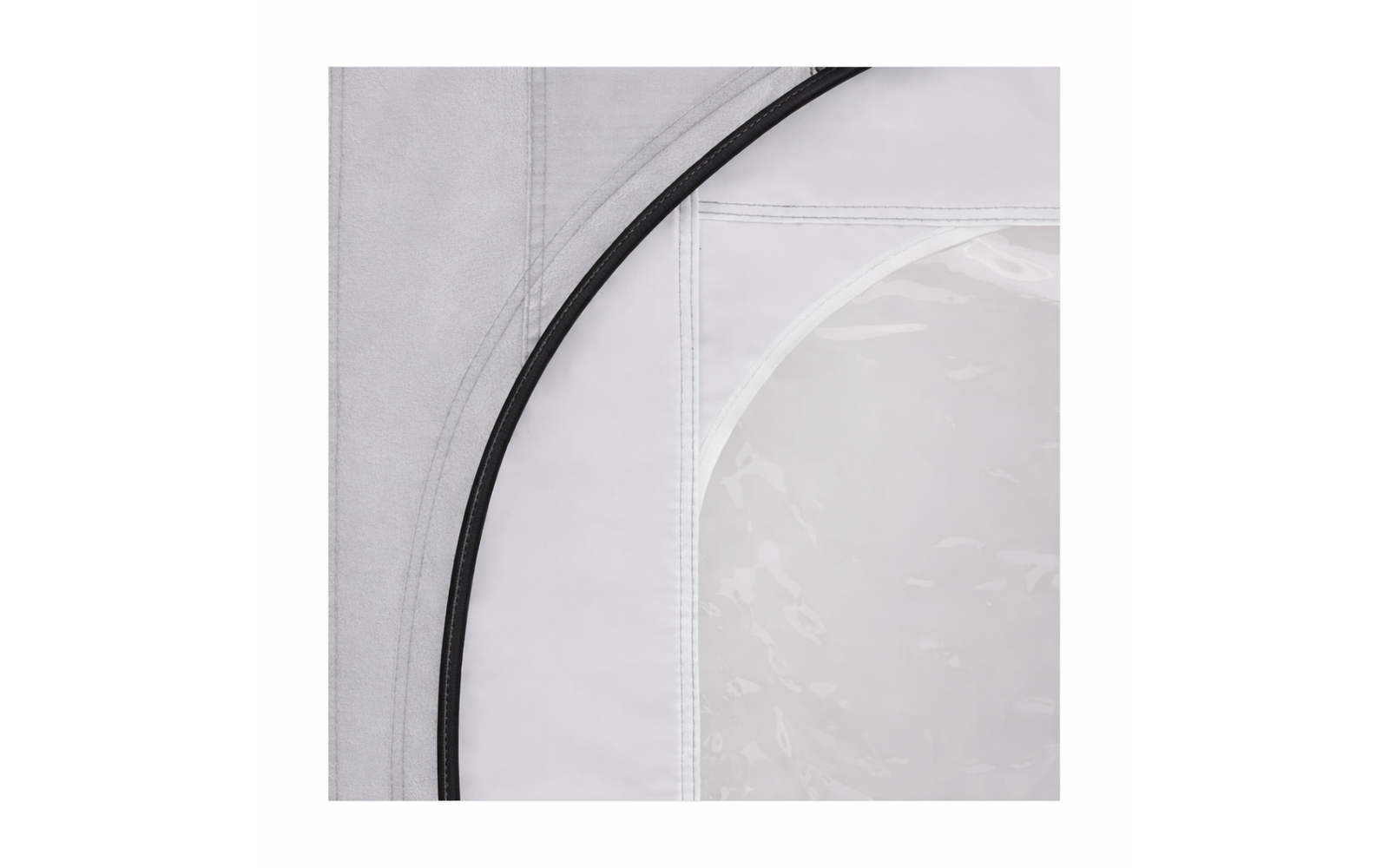 Nahaufnahme von grauem Stoff mit gebogenem schwarzem Reißverschluss und transparentem Kunststofffenster mit sichtbaren Nähten