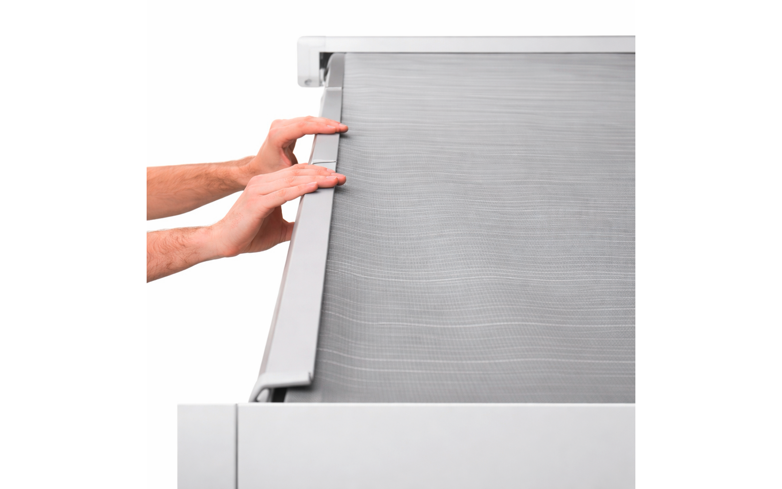 Zwei Hände an der Kante eines grauen, feinen Netzes in einem weißen Metallrahmen