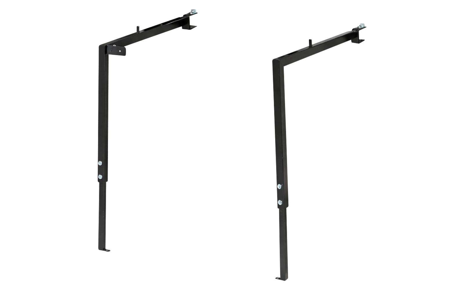 Zwei schwarze Metallwinkel in L-Form mit sichtbaren Schrauben und Befestigungsöffnungen auf weißem Hintergrund