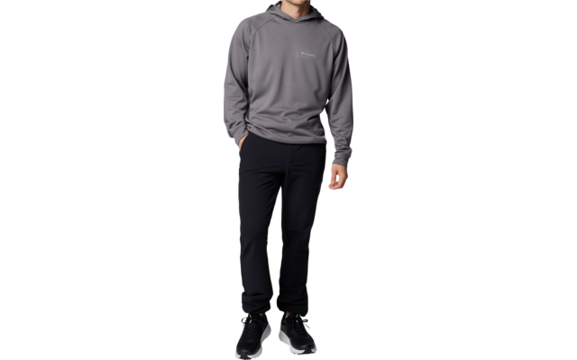 Ein Mann trägt eine graue Sweatshirt und schwarze Hose