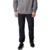 Person trägt graues Sweatshirt, schwarze Hose und schwarze Schuhe, steht frontal