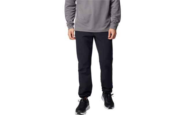 Person trägt graues Sweatshirt, schwarze Hose und schwarze Schuhe, steht frontal