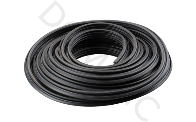 Schwarzes, aufgewickeltes Kabel auf weißem Hintergrund