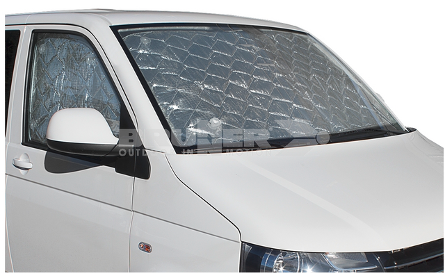 Weißer Van mit innen an der Frontscheibe befestigtem Sonnenschutz