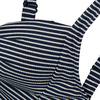 Gros plan d'un vêtement rayé bleu marine et blanc avec bretelles