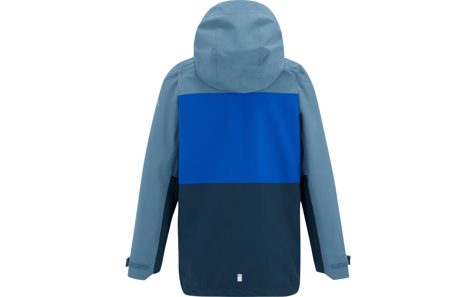 Rückenansicht einer Jacke mit hellblauer Kapuze, mittlerem kräftigblauem Rückenfeld, dunklem unteren Bereich, langen Ärmeln und kleinem reflektierendem Rechteck am Saum