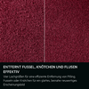 Nahaufnahme von bordeauxrotem Stoff, in zwei Hälften geteilt: links mit Fusseln und Knötchen, rechts glatter Stoff. Dünne helle Trennlinie in der Bildmitte. Unten schwarzes Feld mit weißer Überschrift "ENTFERNT FUSSEL, KNÖTCHEN UND FLUSEN EFFEKTIV" u