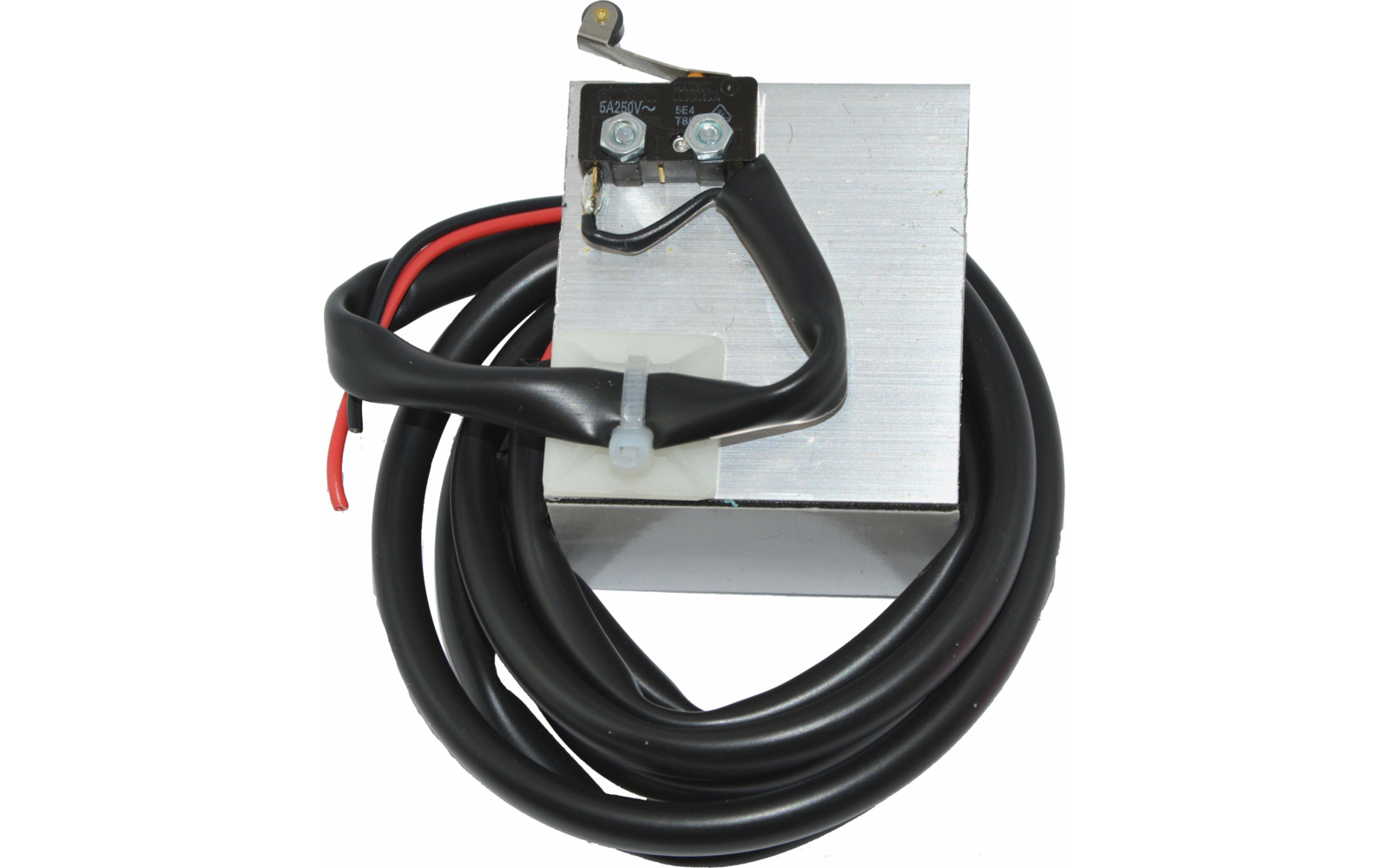 Elektronisches Bauteil mit schwarzem Kabel und Stecker liegt auf weißem Untergrund
