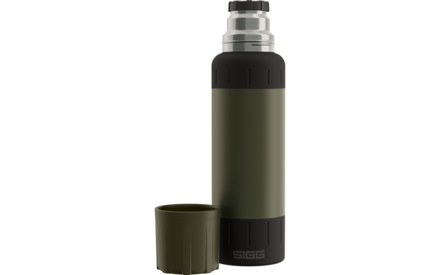 Olivgrüne hohe Flasche mit schwarzem Oberteil, silbernem Schraubverschluss und schwarzem Boden; davor ein olivgrüner Becher