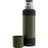 Olivgrüne hohe Flasche mit schwarzem Oberteil, silbernem Schraubverschluss und schwarzem Boden; davor ein olivgrüner Becher