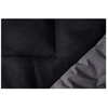 Gros plan sur un tissu noir à texture fine avec une couture visible et un coin gris replié