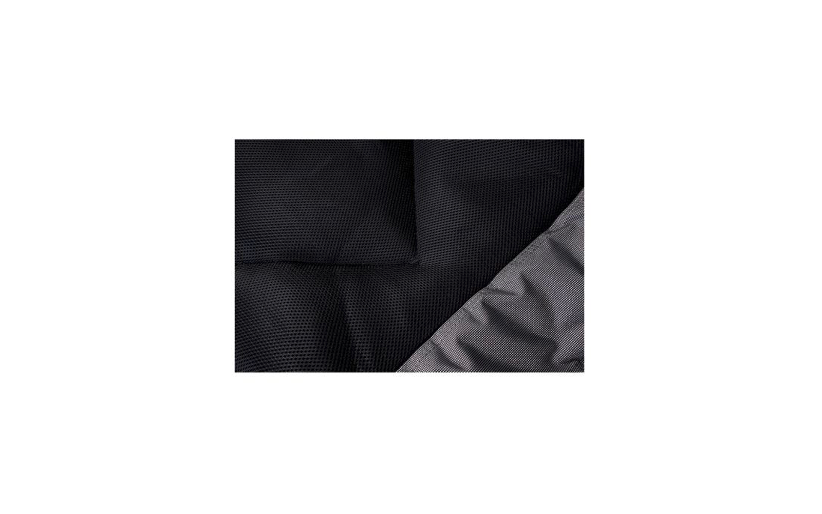 Gros plan sur un tissu noir à texture fine avec une couture visible et un coin gris replié