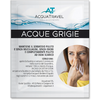 Petit sachet d'emballage avec graphique d'onde d'eau, logo 'ACQUATRAVEL', grand texte 'ACQUE GRIGIE' et petit texte en italien ; photo ronde d'une femme en pull jaune se pinçant le nez